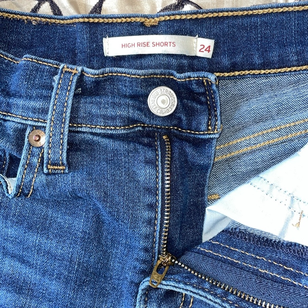 Levi’s High Rise Shorts - Picture 3 of 5
